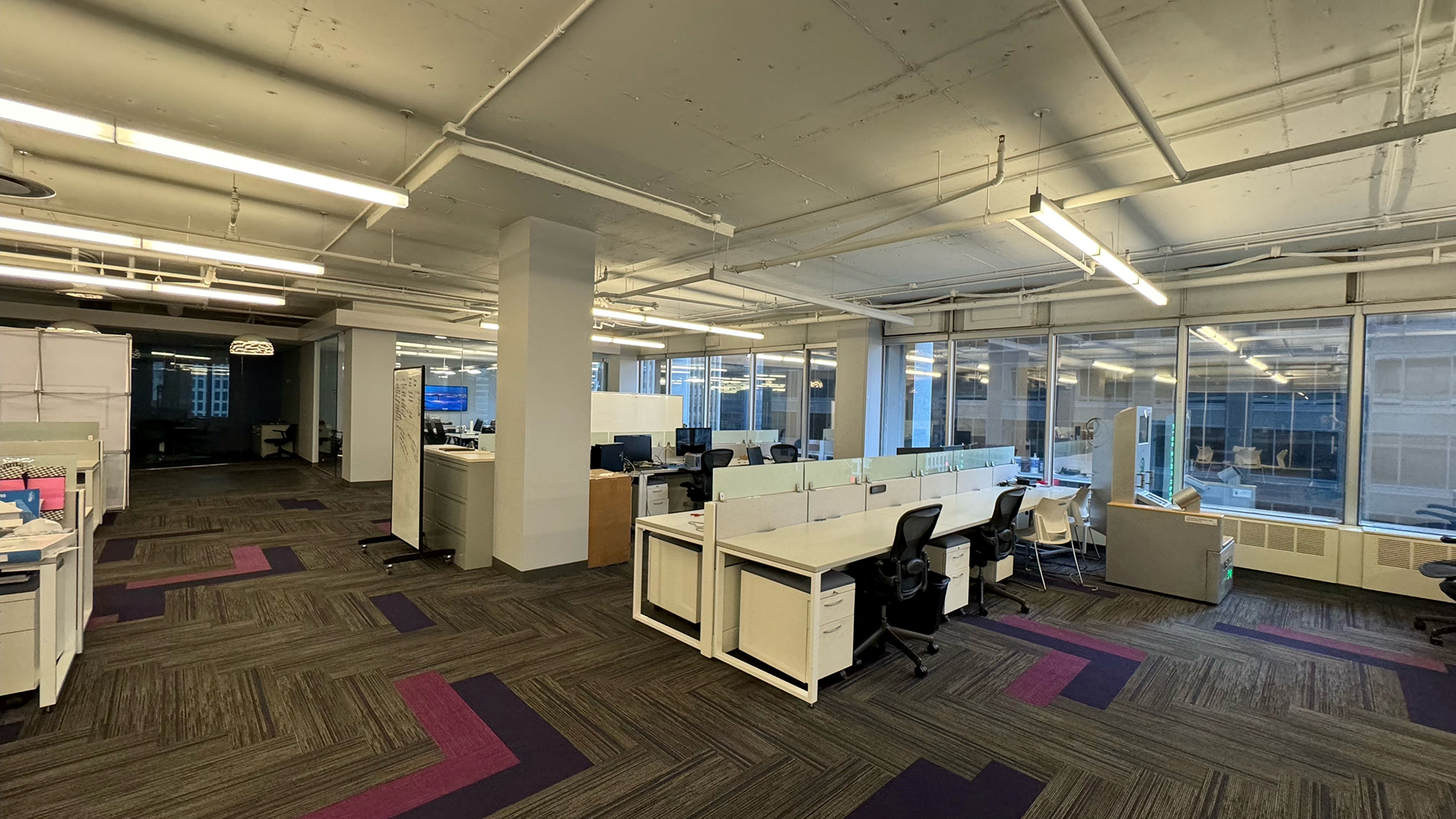 100 S Wacker - Interior Work Stations