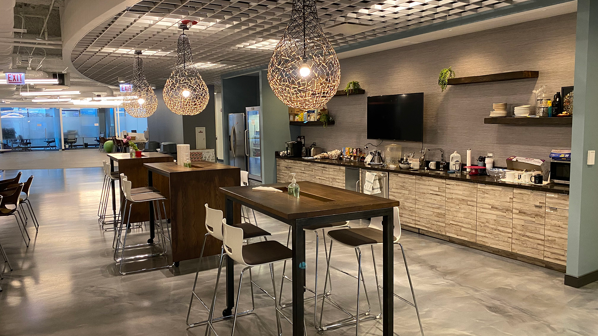 111 S Wacker - Interior dining common area