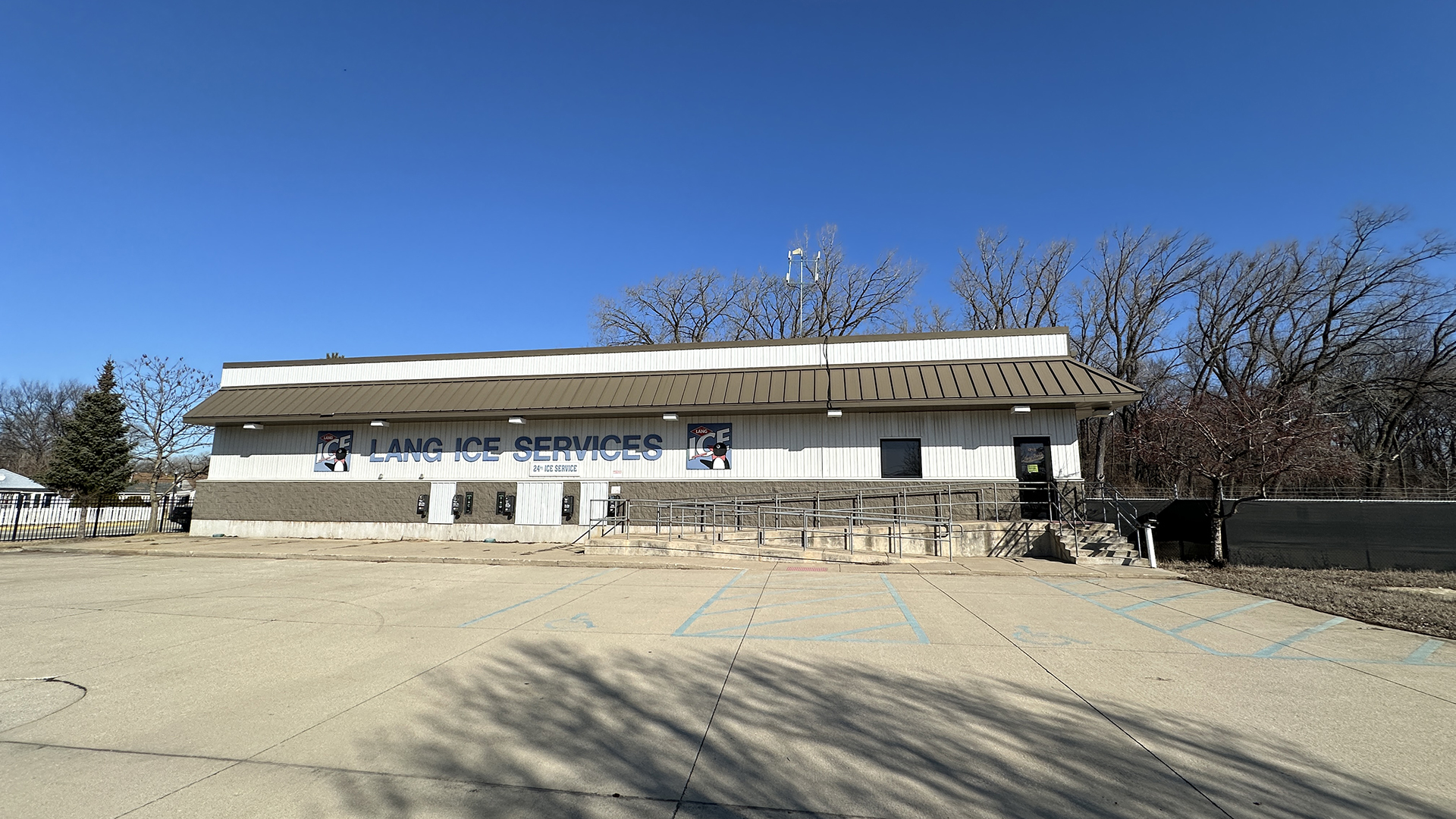 Exterior shot of the frozen distribution facility at 1215 Gostlin St