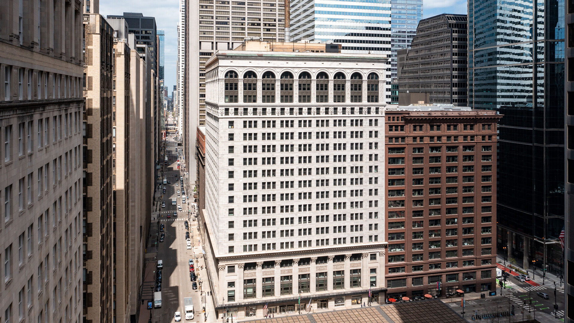 Exterior shot of 125 S Clark in downtown Chicago, IL 