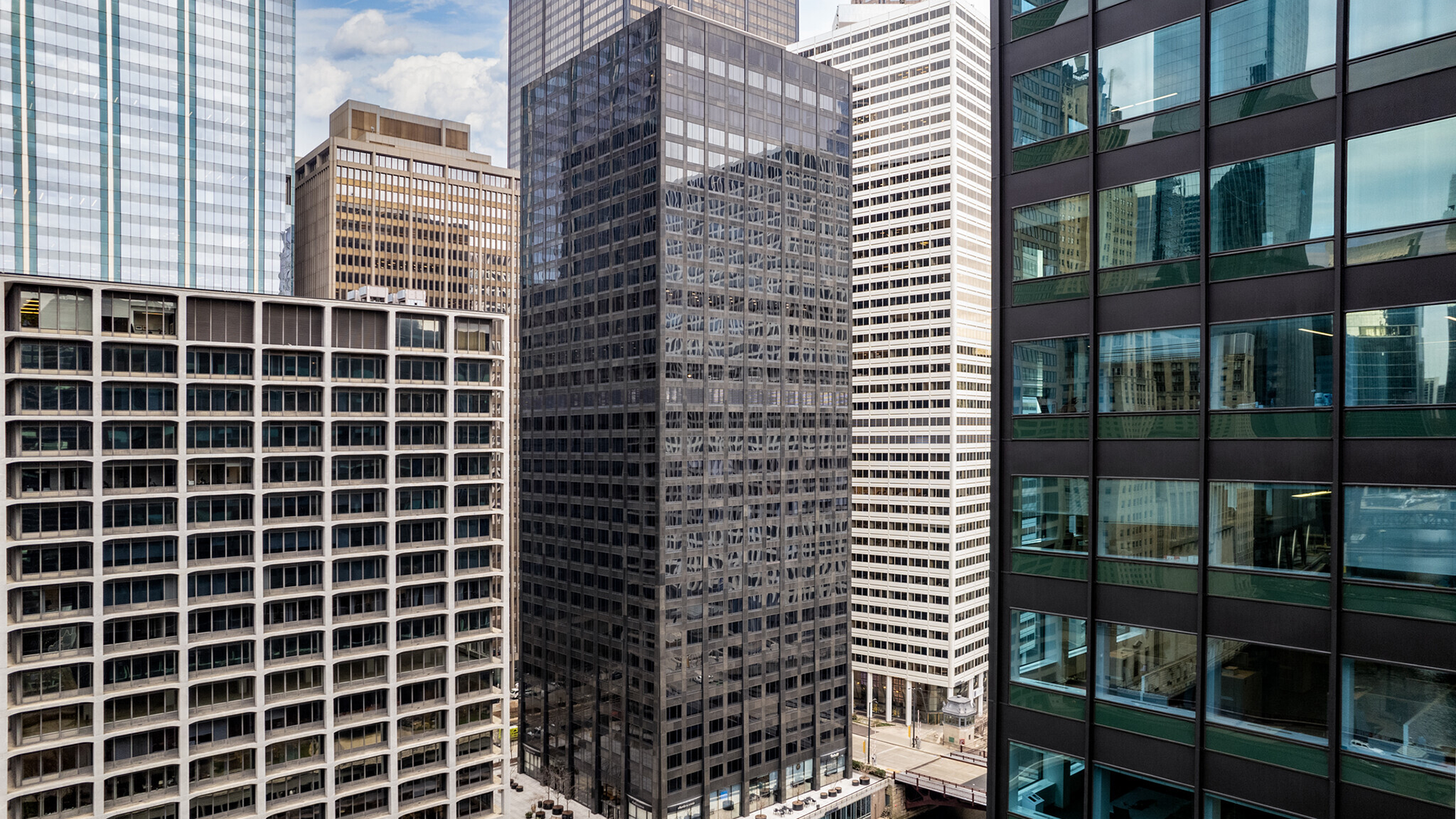 100 S Wacker - Exterior building of photo
