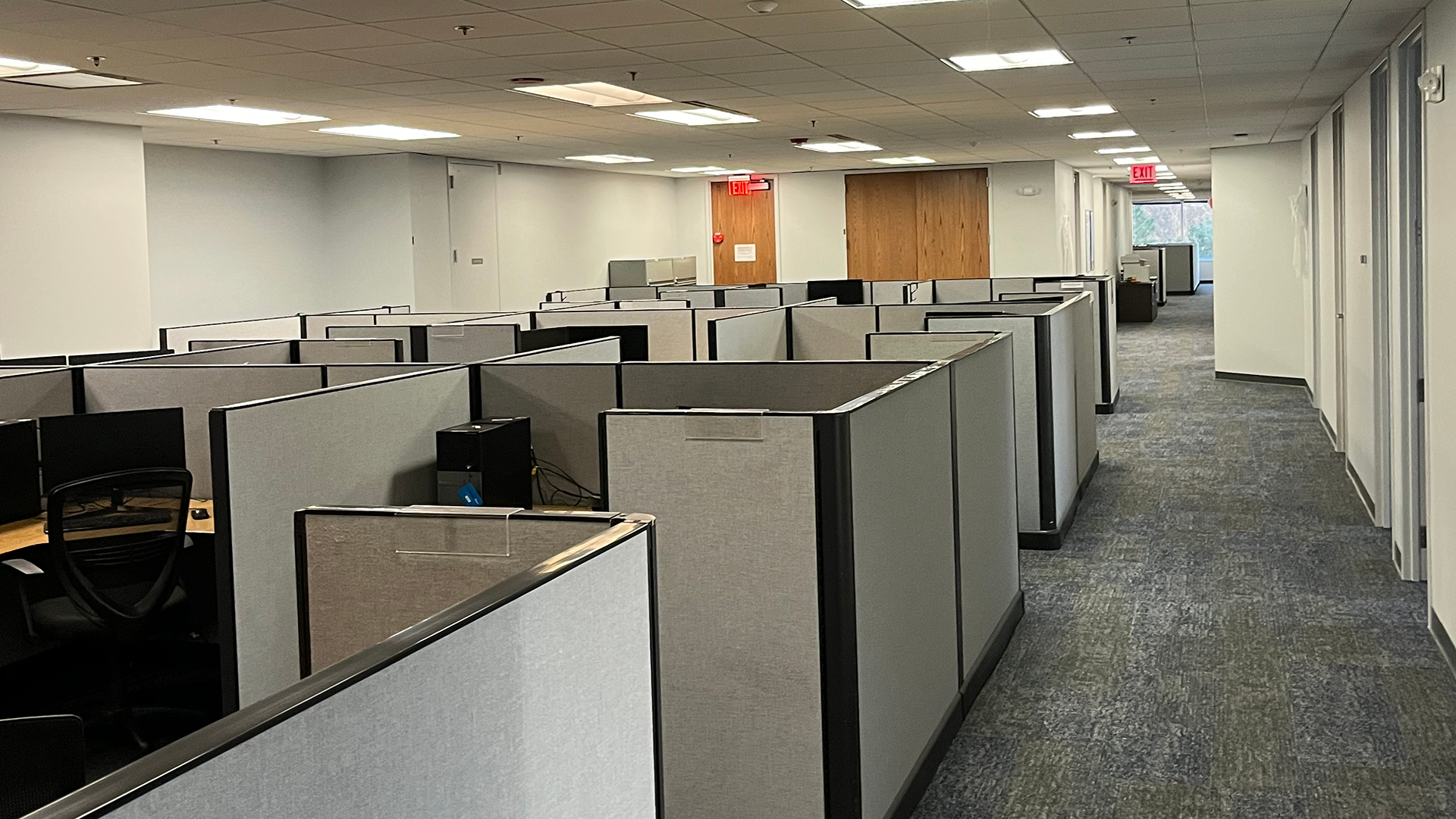 1933 N Meacham - Interior work stations