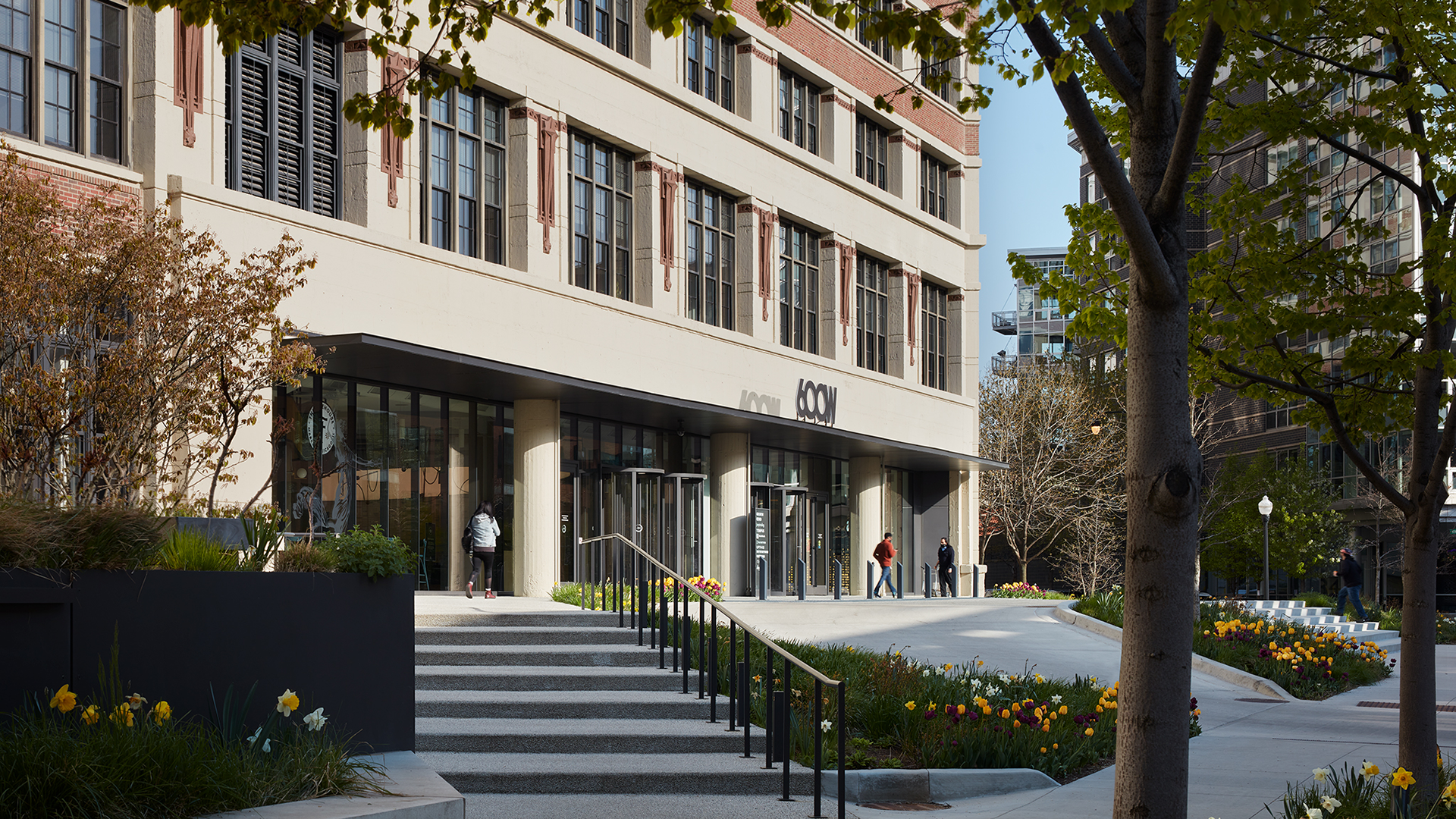 600 W Chicago - Building entrance
