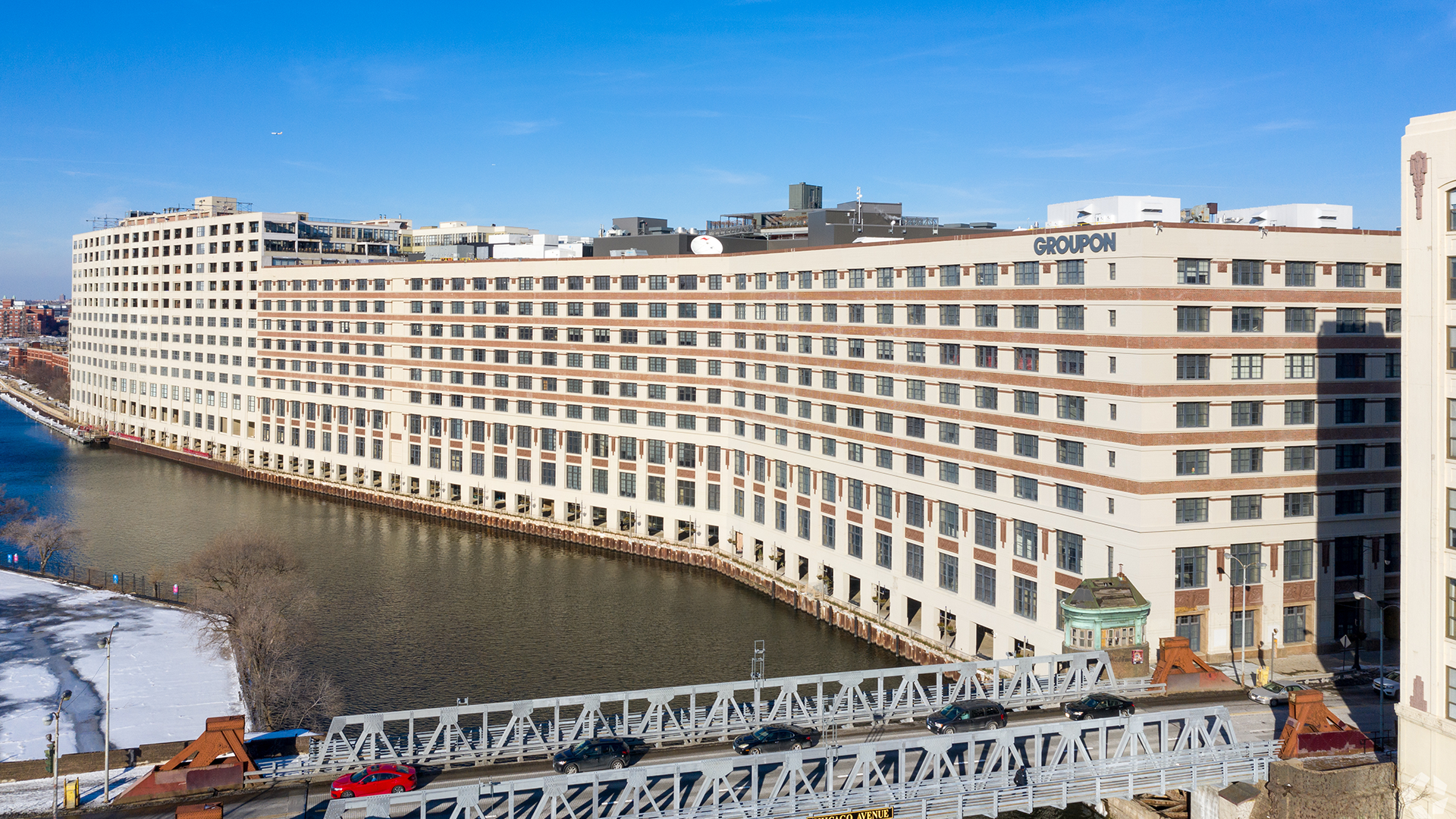 600 W Chicago - Exterior side of building on the river
