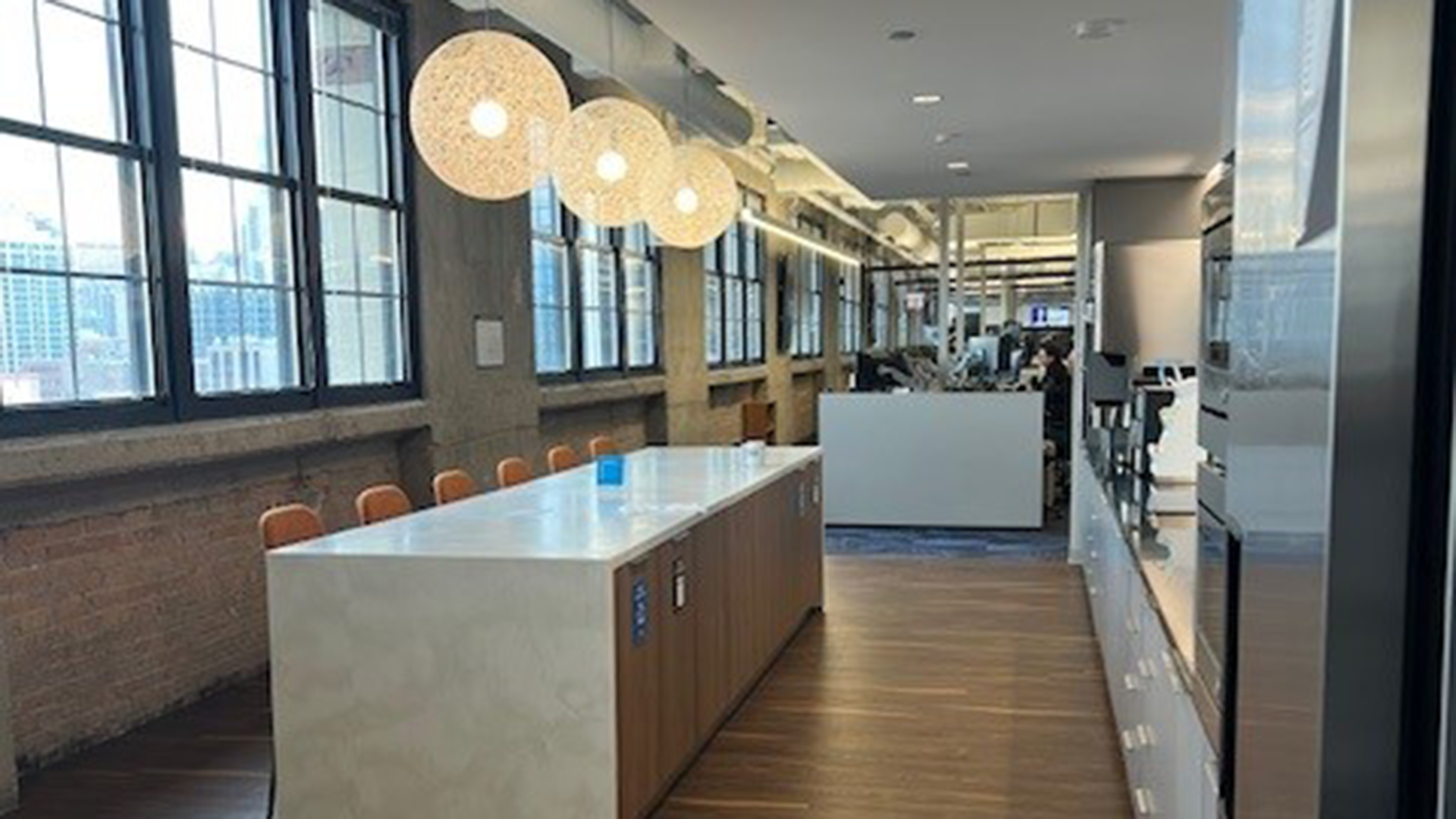 600 W Chicago - Interior dining area
