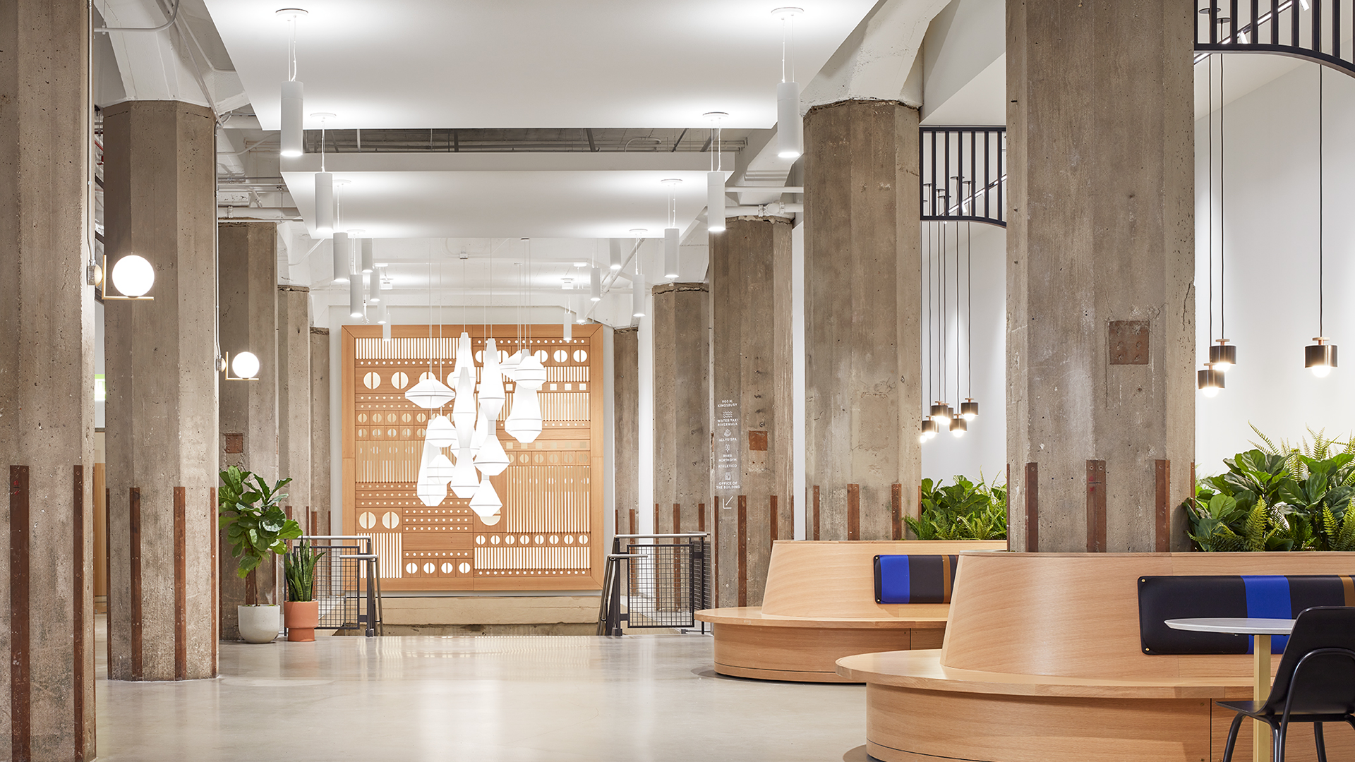 600 W Chicago - Building lobby