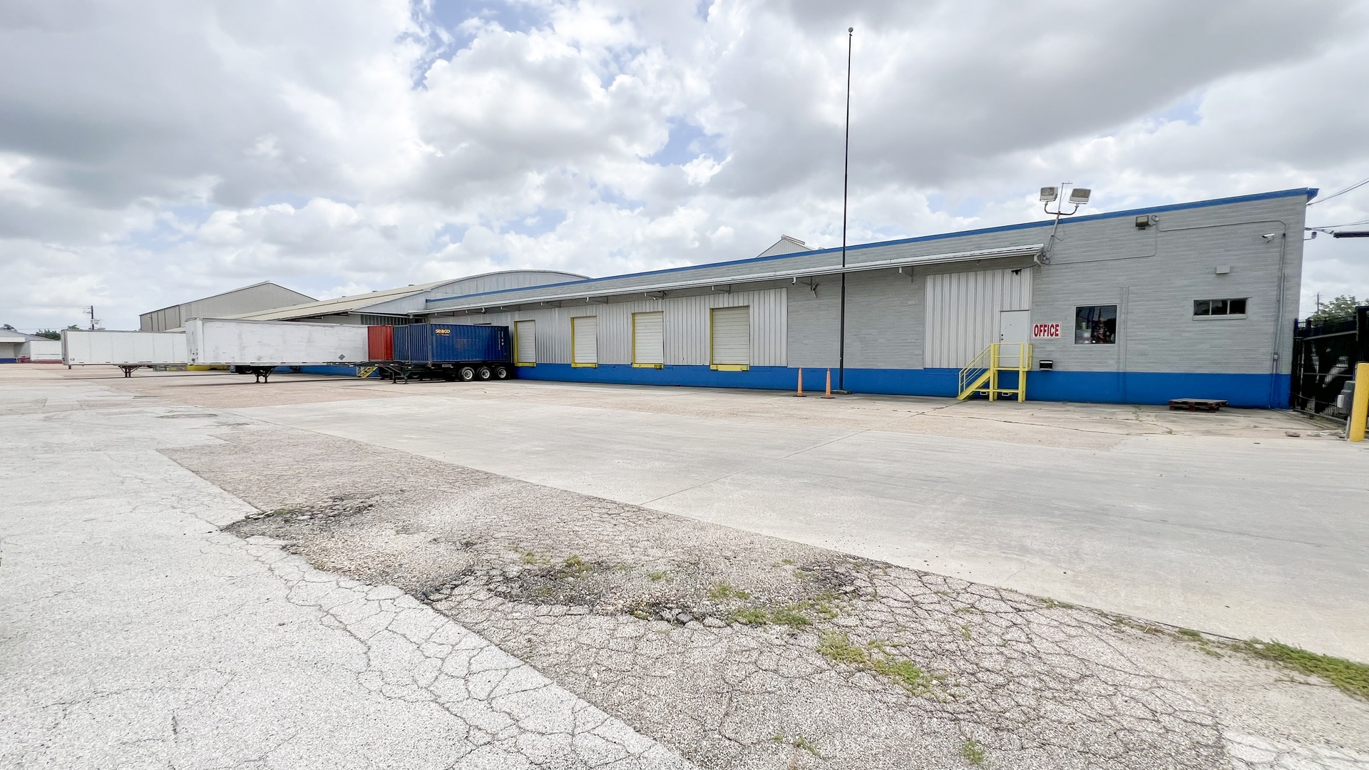 1120 Lockwood Dr - Exterior Photo 1