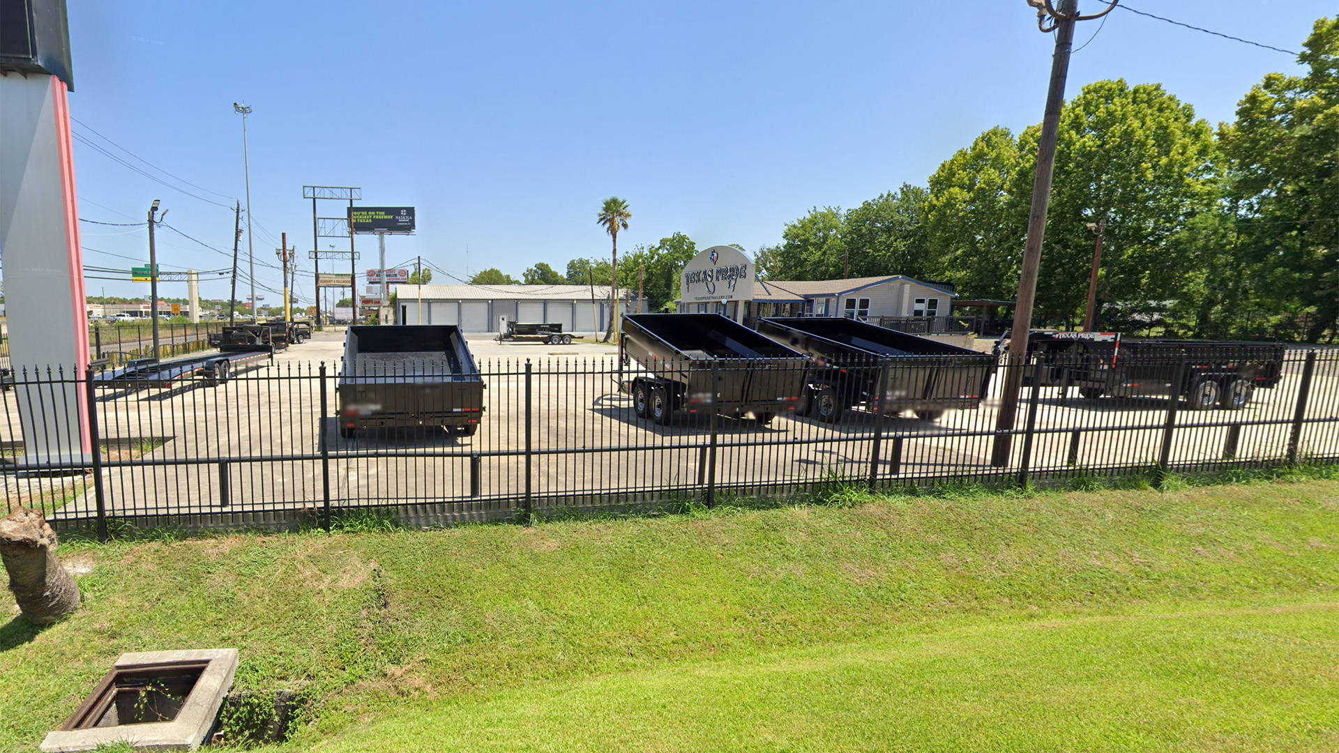 9510 North Freeway Building Photo 2