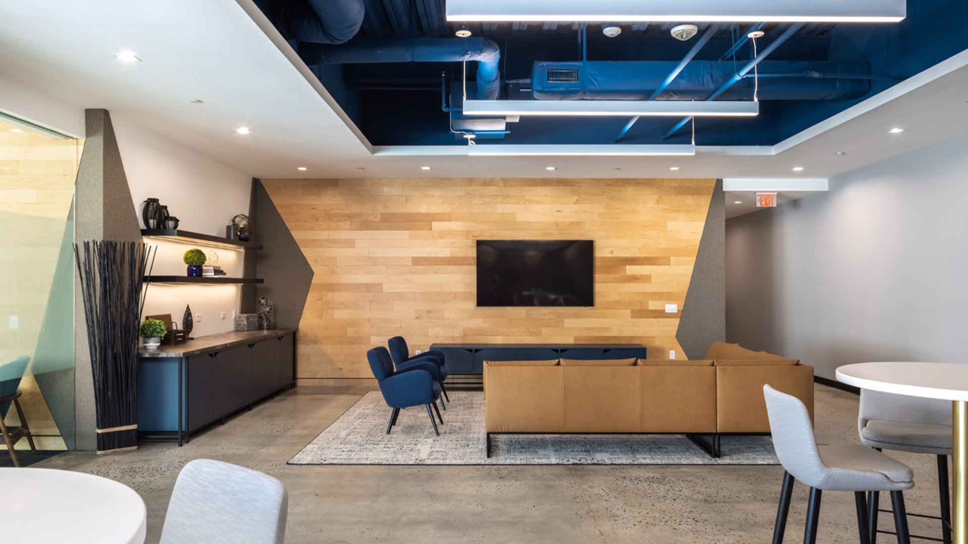 5870 Trinity - lounge area