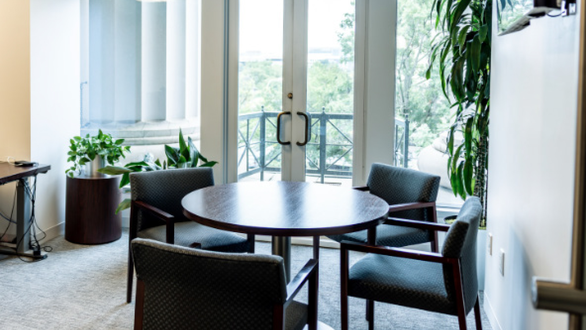 701 Pennsylvania Ave NW office space desk